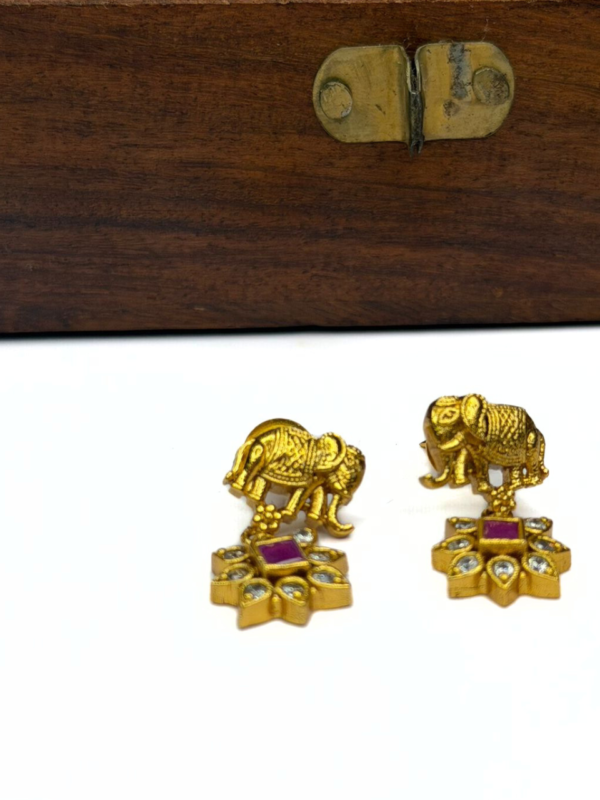 Shynel gold elephant motif necklace set with colorful stones – festive lightweight jewellery