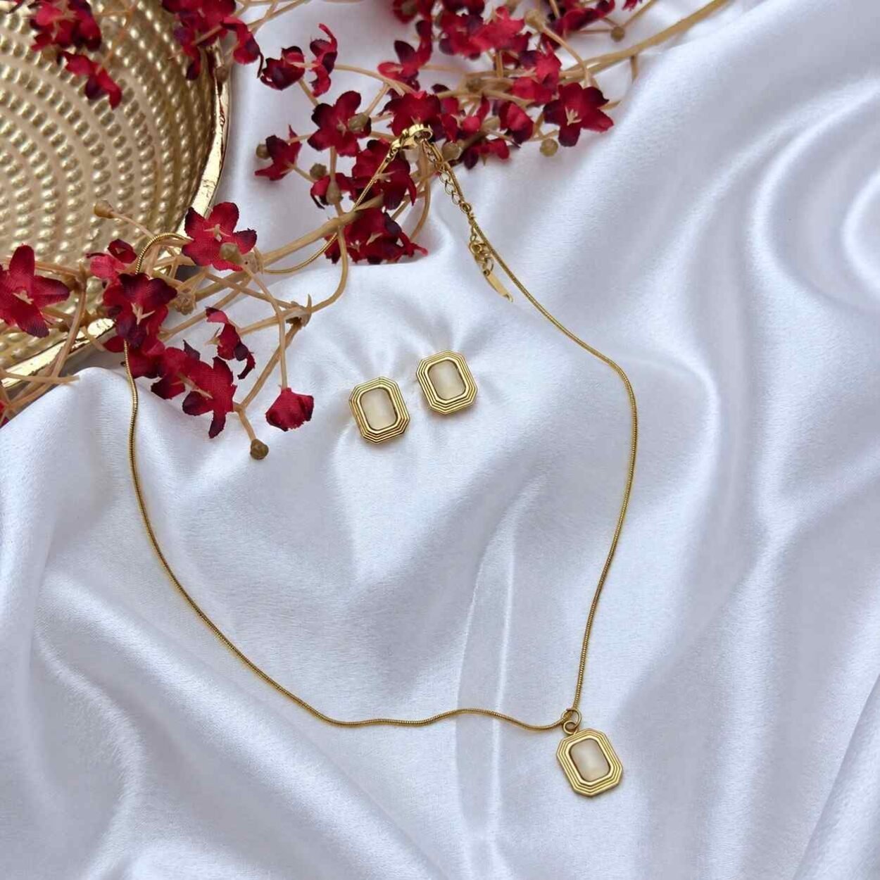 shynel Anti Tarnish Minimal Pendant Jewellery Set Ivory Luxe